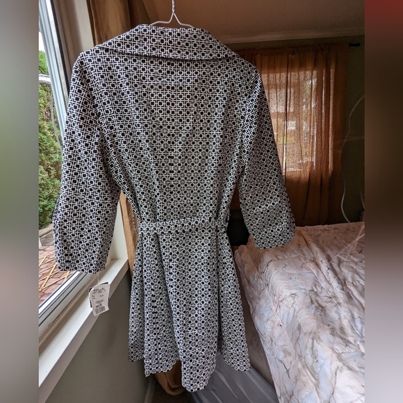 CHAPTER ONE Geometric black and white trench coat - Picture 3 of 8